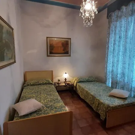 Madonna Con Le Rose Sala Giochi E Biliardo Villa Camaiore