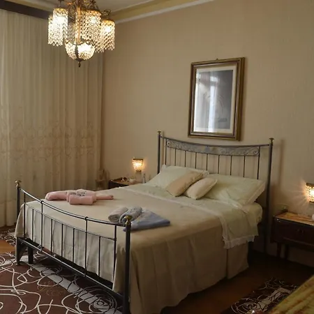 Madonna Con Le Rose Sala Giochi E Biliardo Camaiore