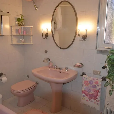 Madonna Con Le Rose Sala Giochi E Biliardo Villa Camaiore