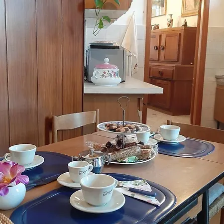 Madonna Con Le Rose Sala Giochi E Biliardo Camaiore